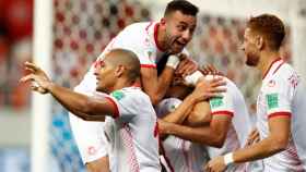 Los jugadores de Túnez celebran un gol a Panamá.