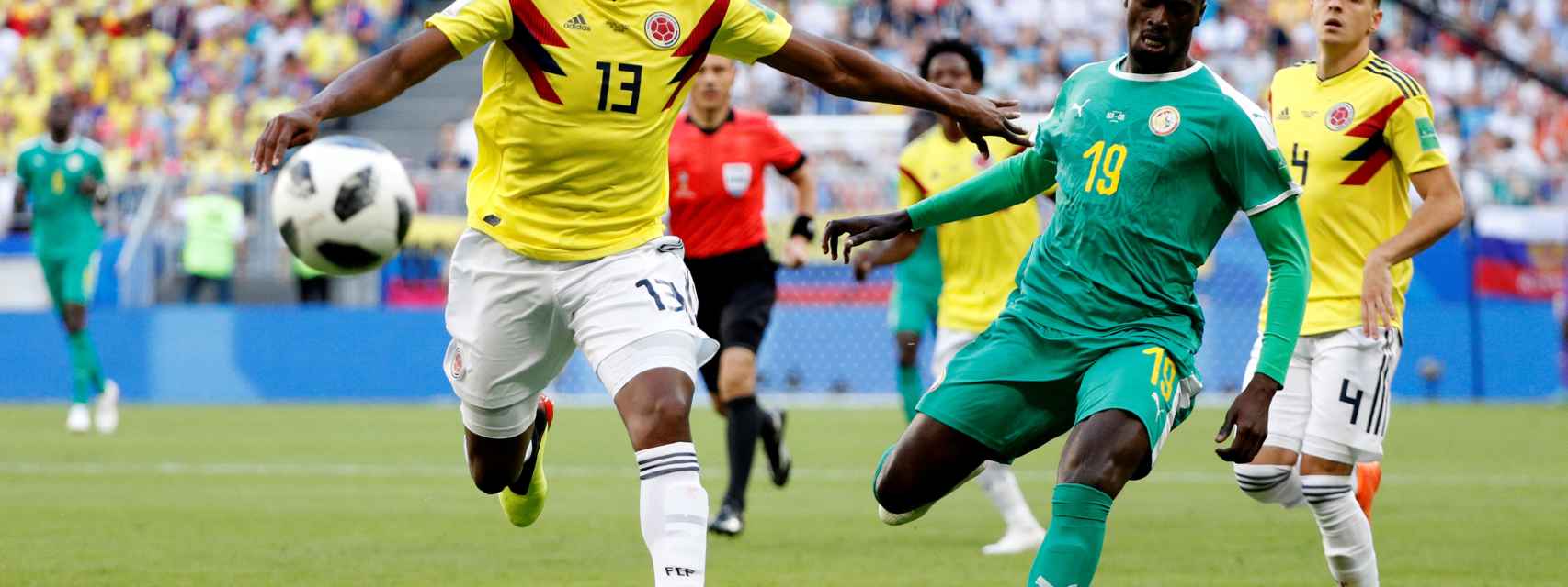 Yerry Mina en una acción del partido contra Senegal.