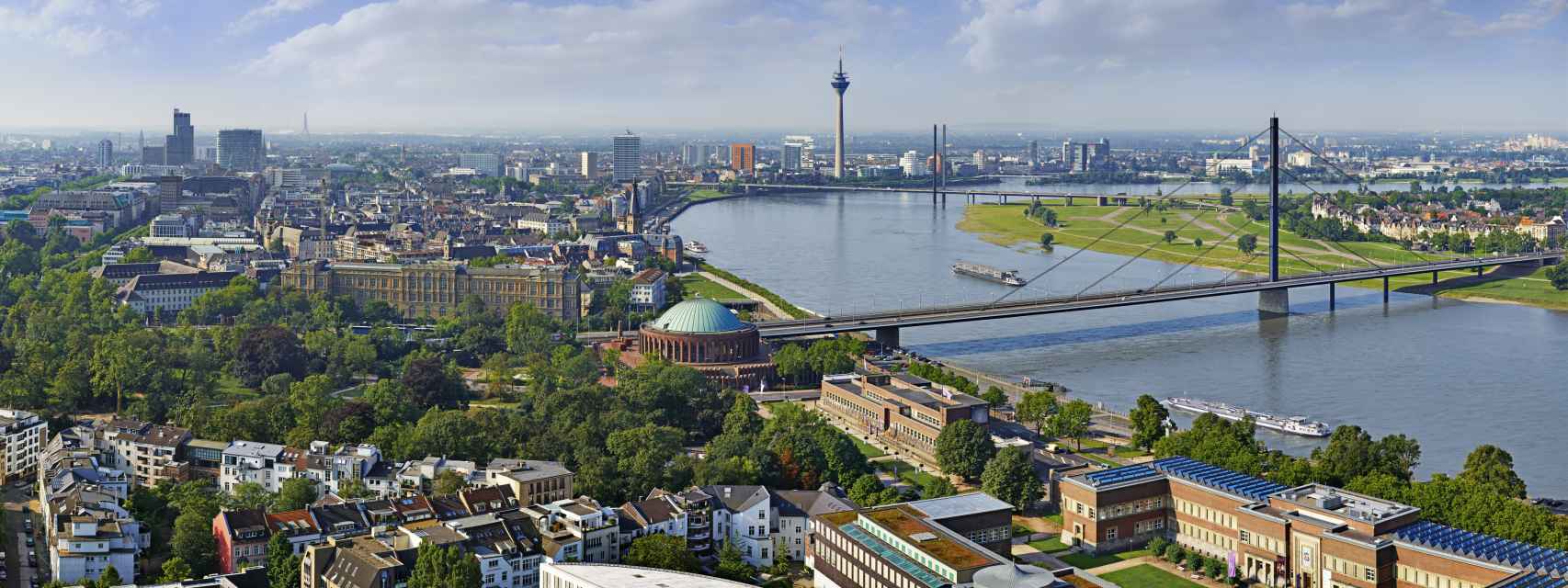 Vista de la ciudad de Düsseldorf, con el río Rin en primer plano.