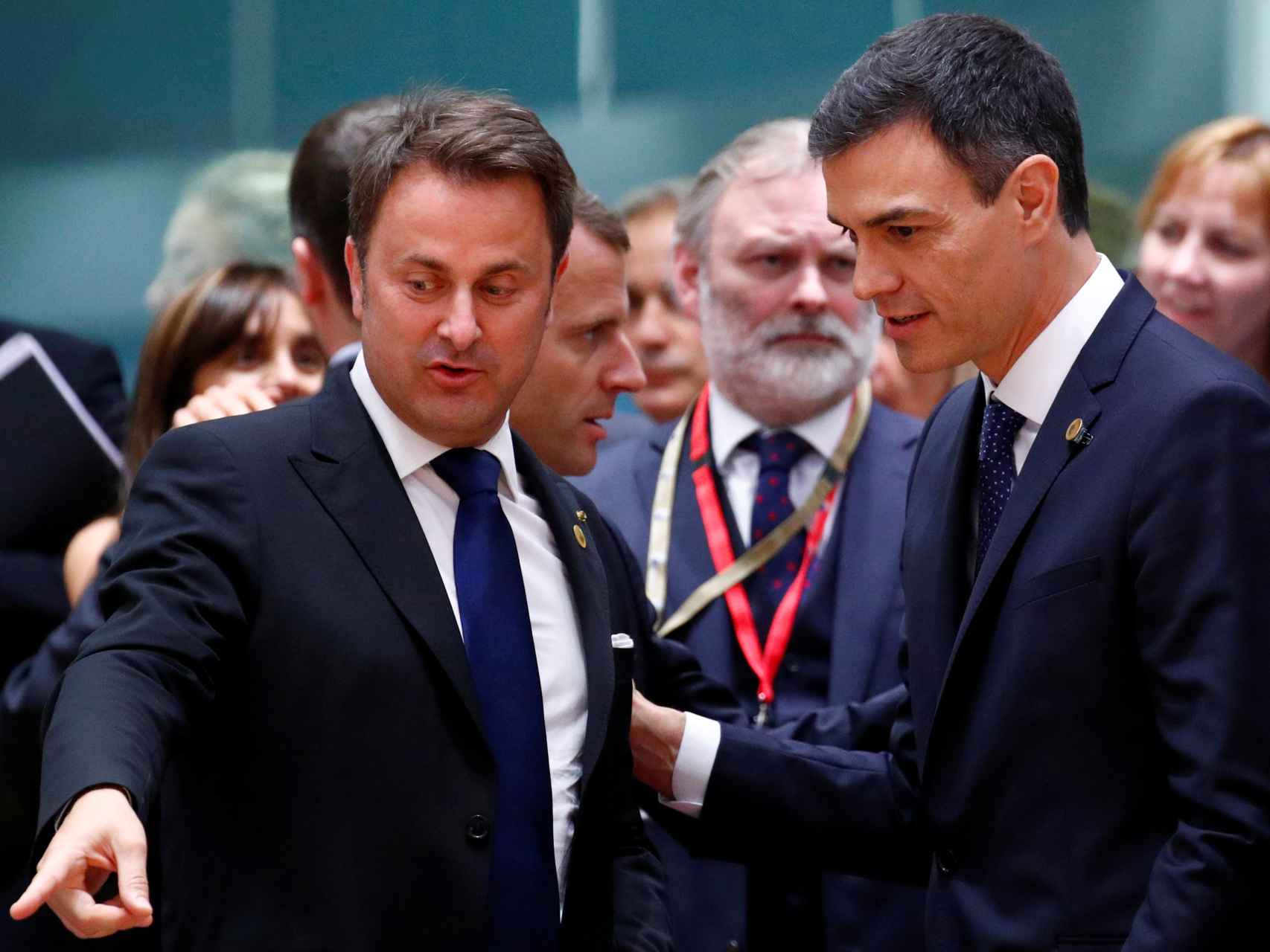 Sánchez conversa con el primer ministro luxemburgués durante la cumbre de la UE