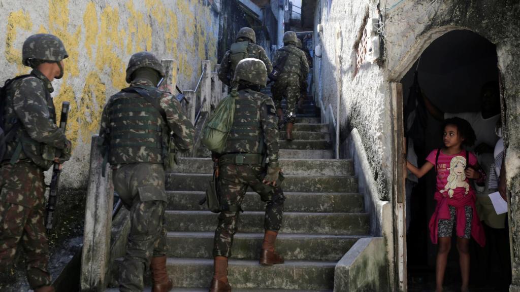 Efectivos del Ejército brasileño patrullan en una zona de favelas de Río de Janeiro.