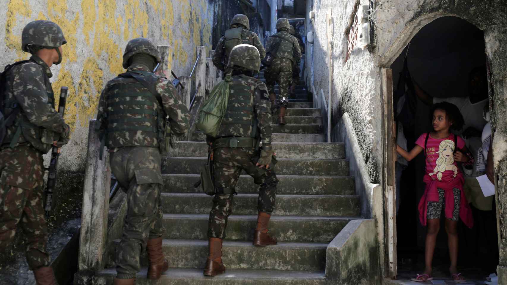 Efectivos del Ejército brasileño patrullan en una zona de favelas de Río de Janeiro.