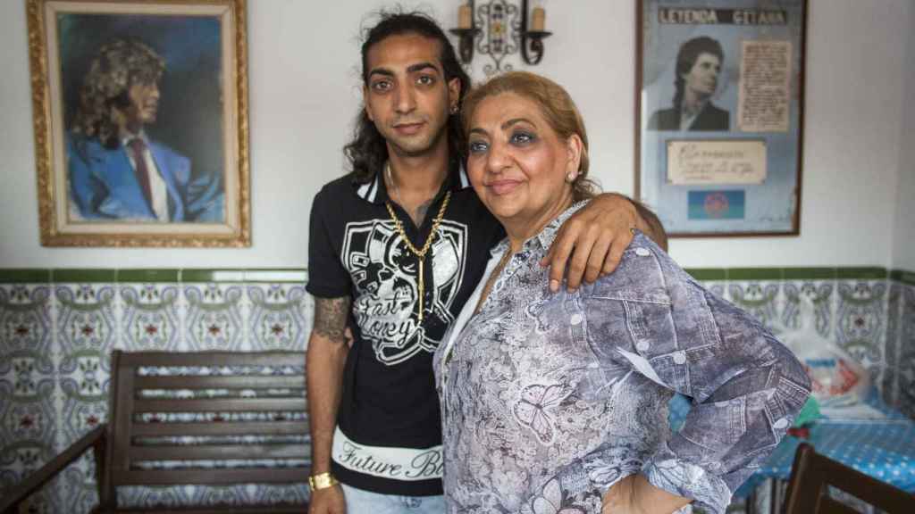 José Monje 'Cheíto' junto a su madre Dolores Montoya, 'la Chispa', en el domicilio familiar de la Línea de la Concepción (Cádiz).