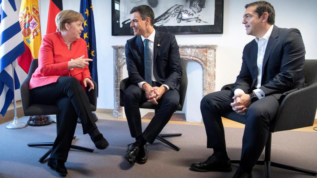 Sánchez ha mantenido una reunión trilateral con Merkel y Tsipras