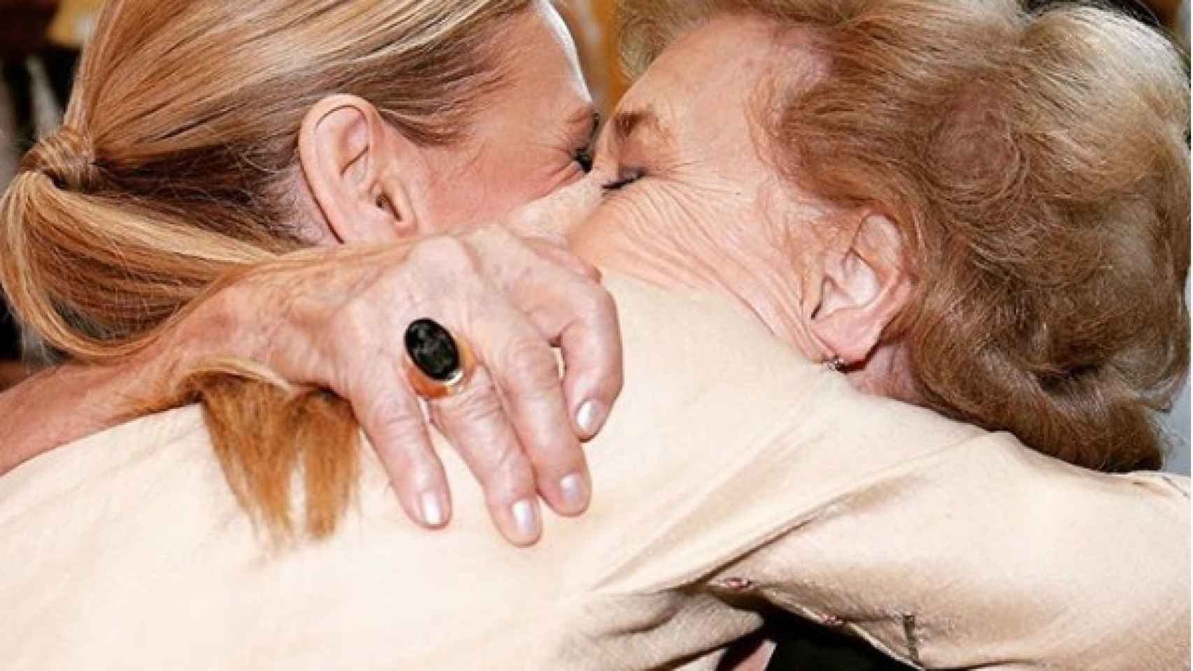 La expresidenta madrileña dándole un beso a su madre.