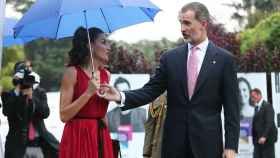 Letizia y el rey Felipe sostienen el mismo paraguas.