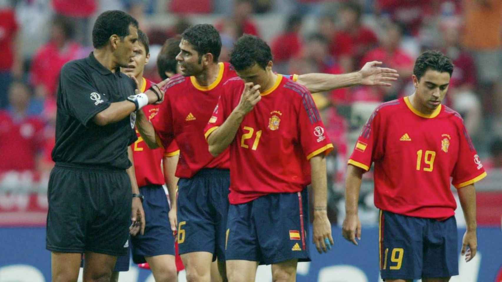 Hierro protesta al árbitro tras perder con Corea en el Mundial de 2002.