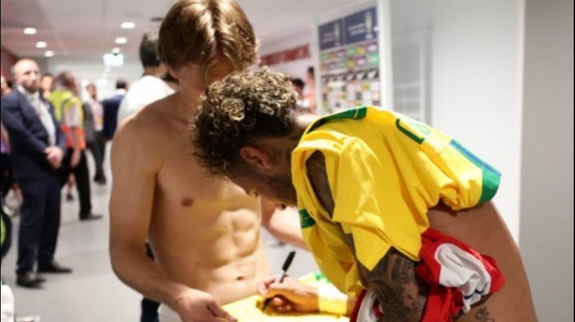 Modric y Neymar intercambian autógrafos. Foto: cbf.com