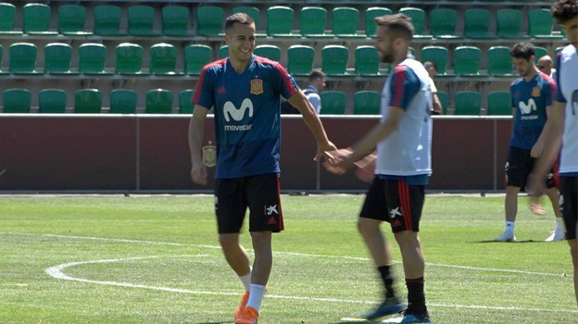 Lucas Vázquez se ríe con Jordi Alba en el entrenamiento de la selección española
