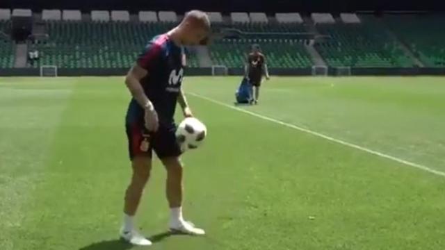 Sergio Ramos durante el entrenamiento de España haciendo toques