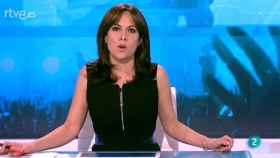 La presentadora Mara Torres vestida de negro, la forma de protesta escogida por los empleados de RTVE contra la manipulación en la corporación.