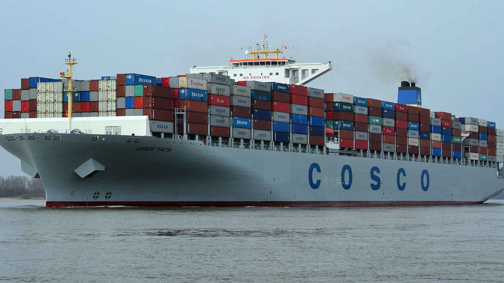 Un buque de mercancías de la empresa estatal china COSCO