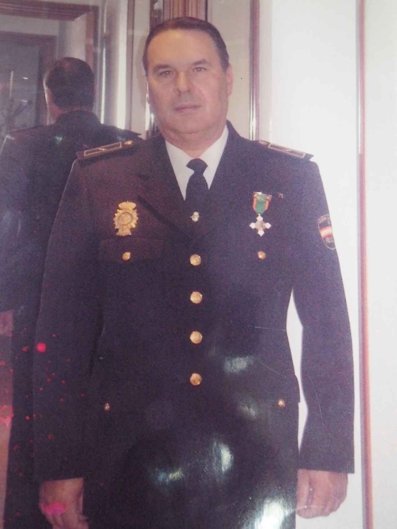 Ricardo Morente ingresó en 1971 en la Policía. Nacido en Córdoba, lleva toda su vida en Sevilla, donde ahora reside tras abandonar el cuerpo en 2012, cuando se jubiló.