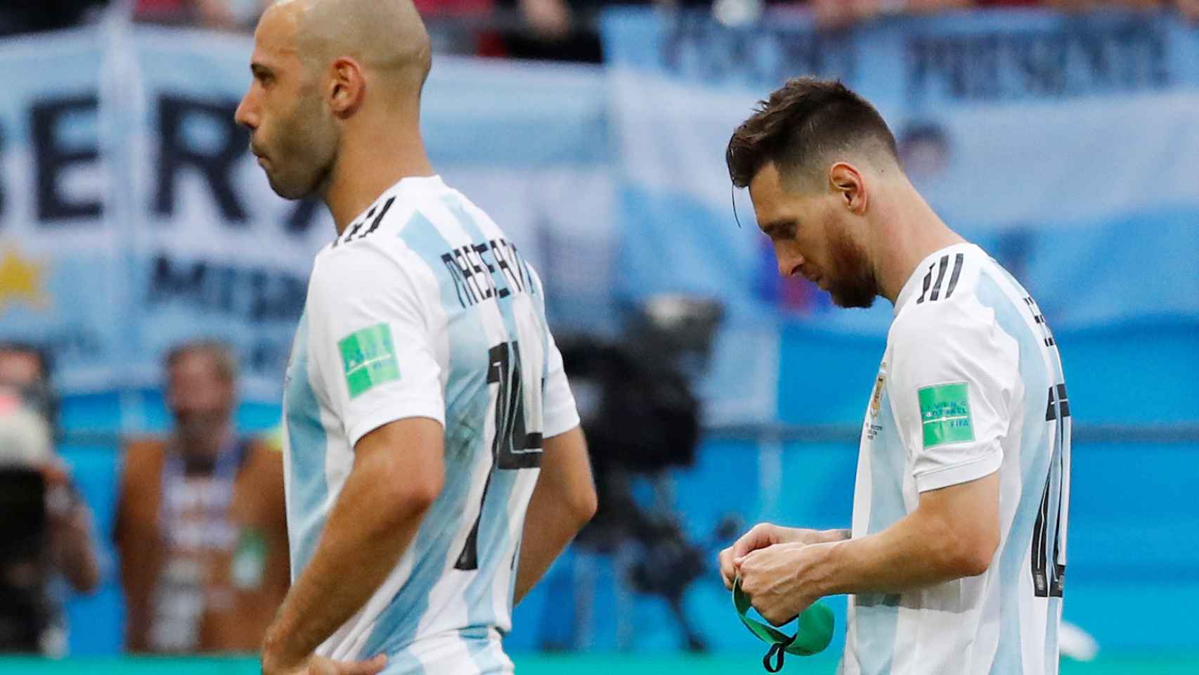 Messi, con Mascherano, durante el Francia - Argentina.