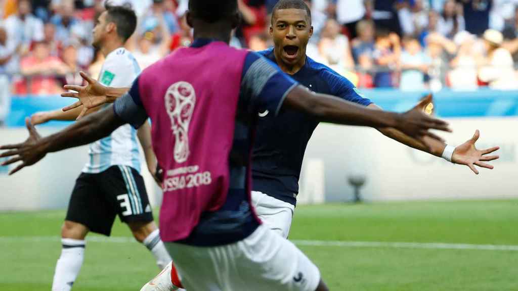 Mbappé celebra su gol con Dembélé.