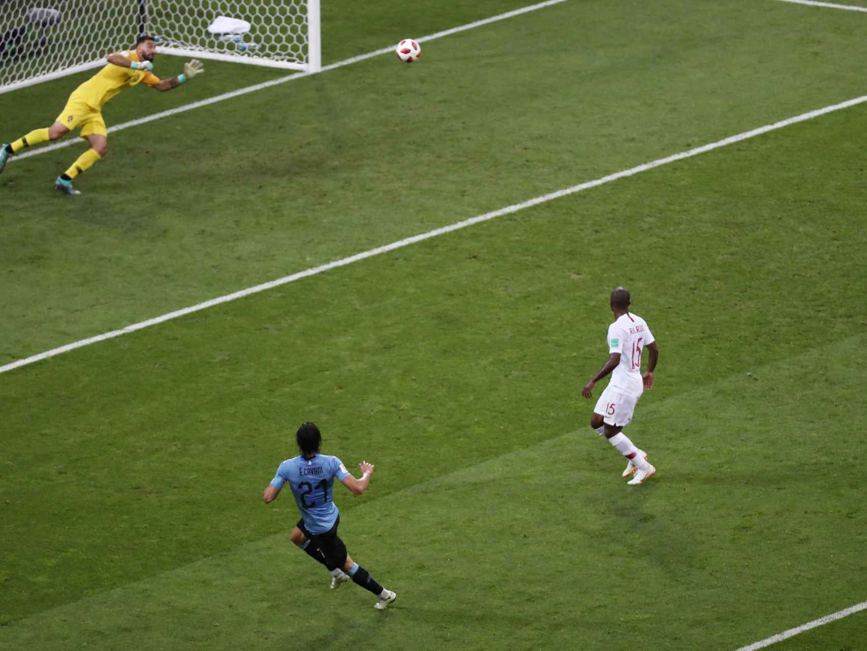 Cavani le pega para marcar el segundo gol.
