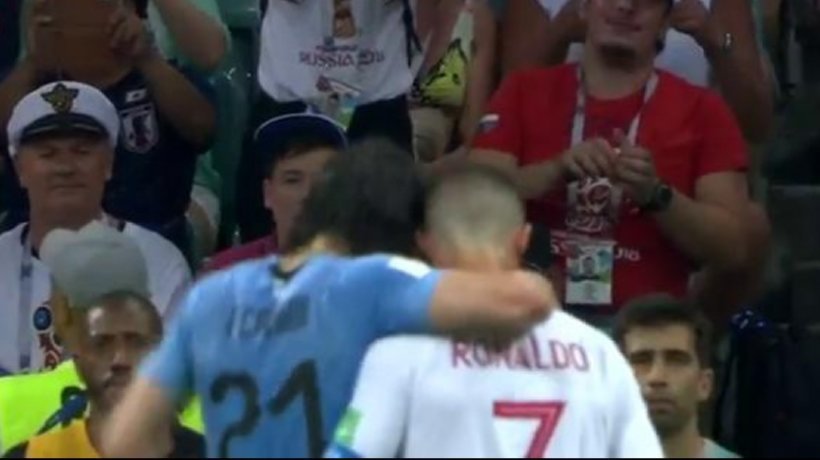 Cristiano ayuda a Cavani a salir del terreno de juego. Foto: Twitter (@elchiringuitotv).