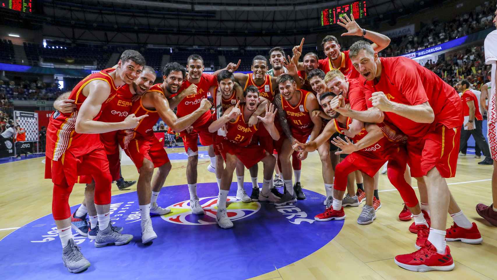 Los jugadores de España celebran una nueva victoria.