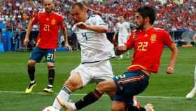 Isco lucha una pelota con un jugador ruso. Foto Facebook (@SeFutbol)