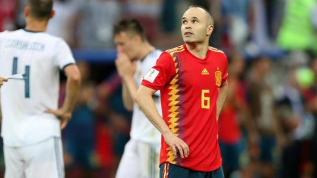 Iniesta, abatido tras la eliminación contra Rusia. Foto Twitter (@FIFAWorldCup)