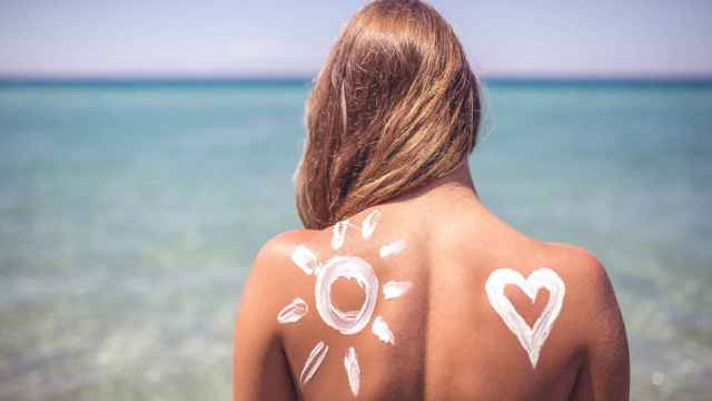 Cuidado con jugar a hacerse dibujitos en la piel con la crema solar.