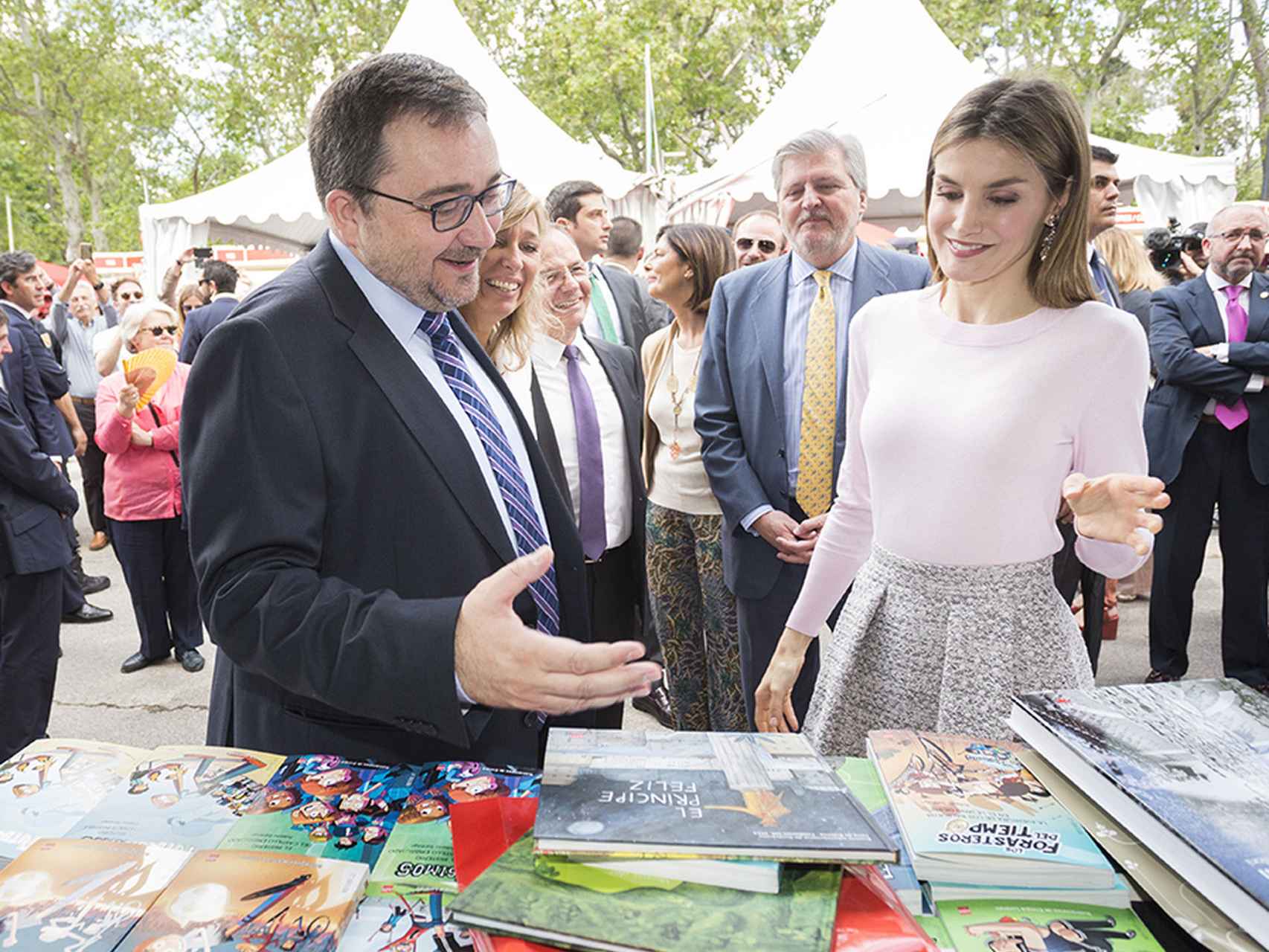 Doña Letizia comprando libros infantiles de la editorial SM en la Feria del Libro de Madrid en 2016.