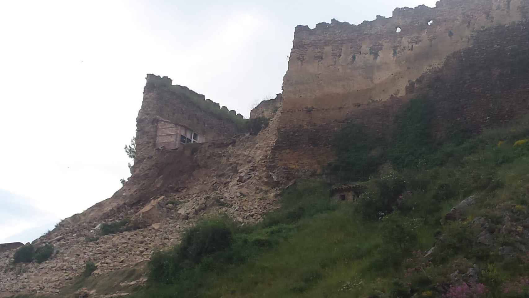 Vista del desprendimiento del lienzo del castillo.