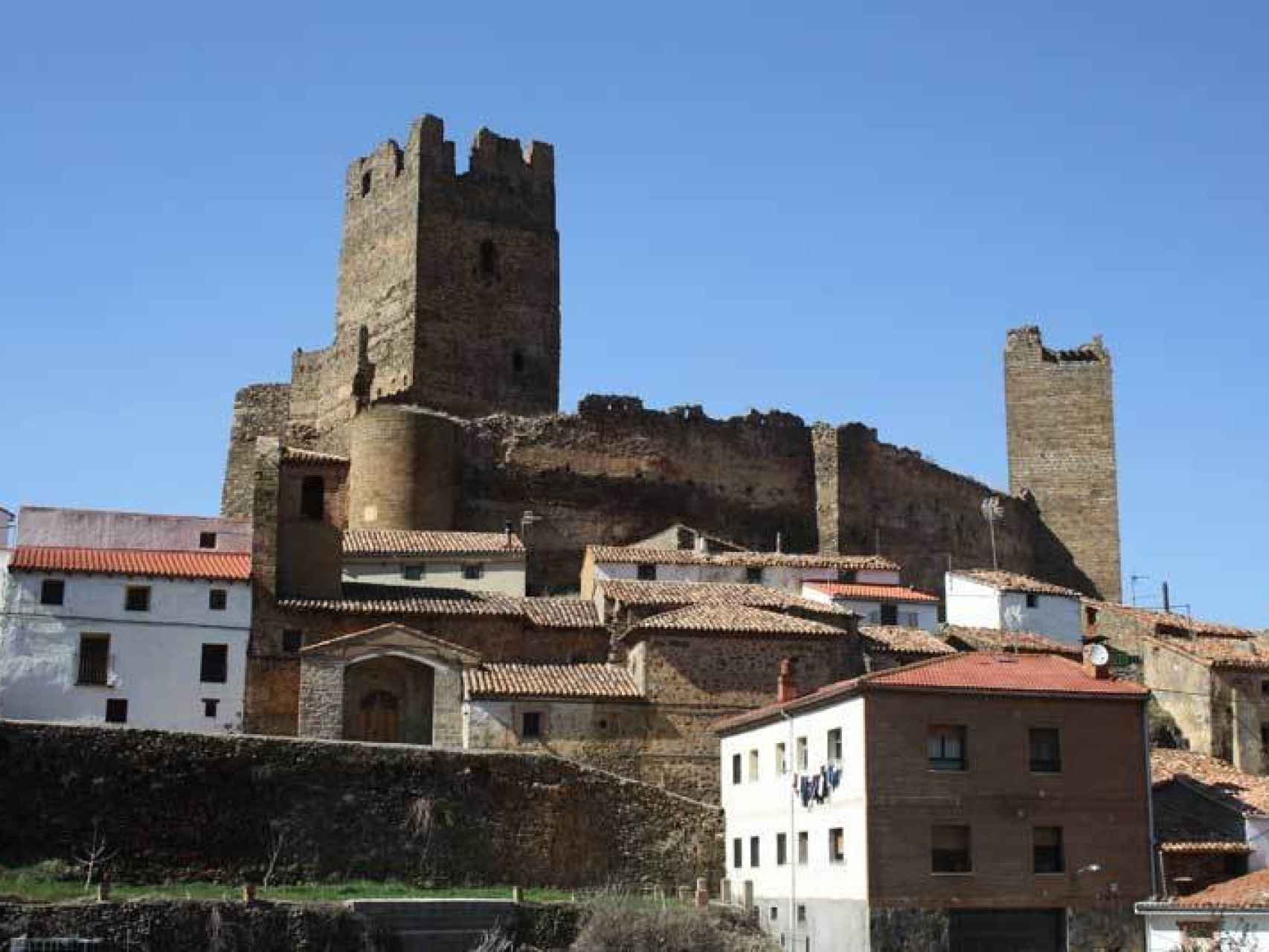 El castillo sobre el pequeño pueblo de Vozmediano.