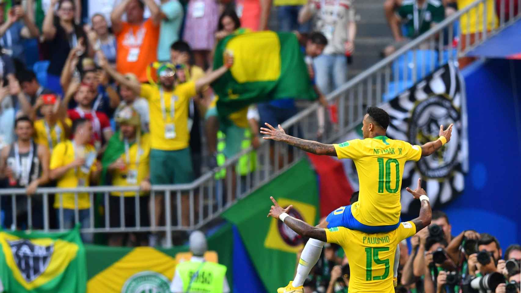 Neymar, en la celebración de su gol con Paulinho.
