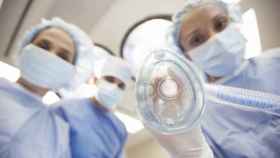 Un grupo de médicos va a anestesiar a un paciente antes de una operación.