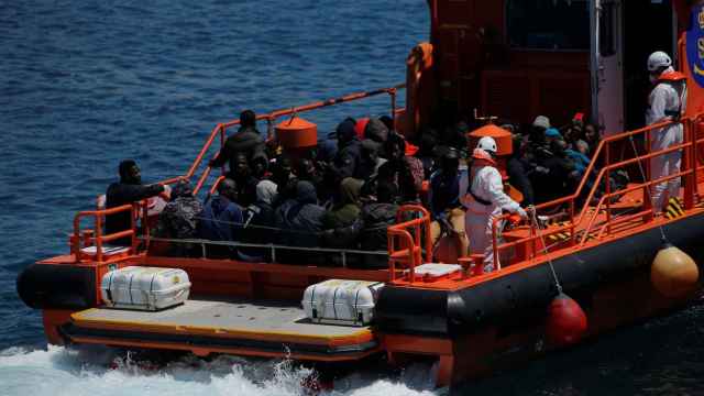 Un grupo de migrantes rescatados llega al puerto de Tarifa