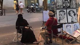La historia de empoderamiento tras la mujer con niqab retratándose en Las Ramblas