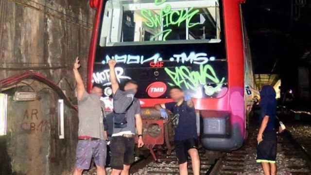 Unos grafiteros posan para la foto después de pintar los trenes.