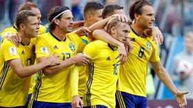 Los jugadores de Suecia abrazan a Forsberg, autor del primer gol.