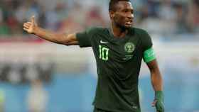 Obi Mikel durante un Nigeria - Argentina muy difícil para él.