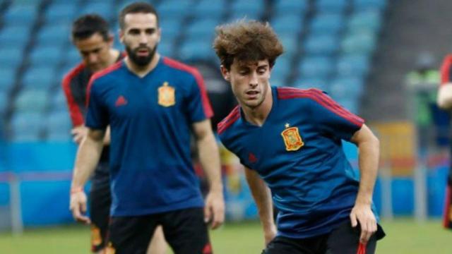 Odriozola, con España, ante la atenta mirada de Carvajal. Foto sefutbol.com