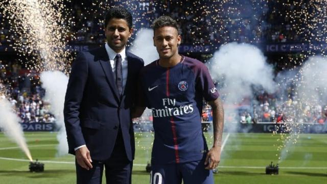 Nasser Al-Khelaifi junto a Neymar en la presentación del brasileño