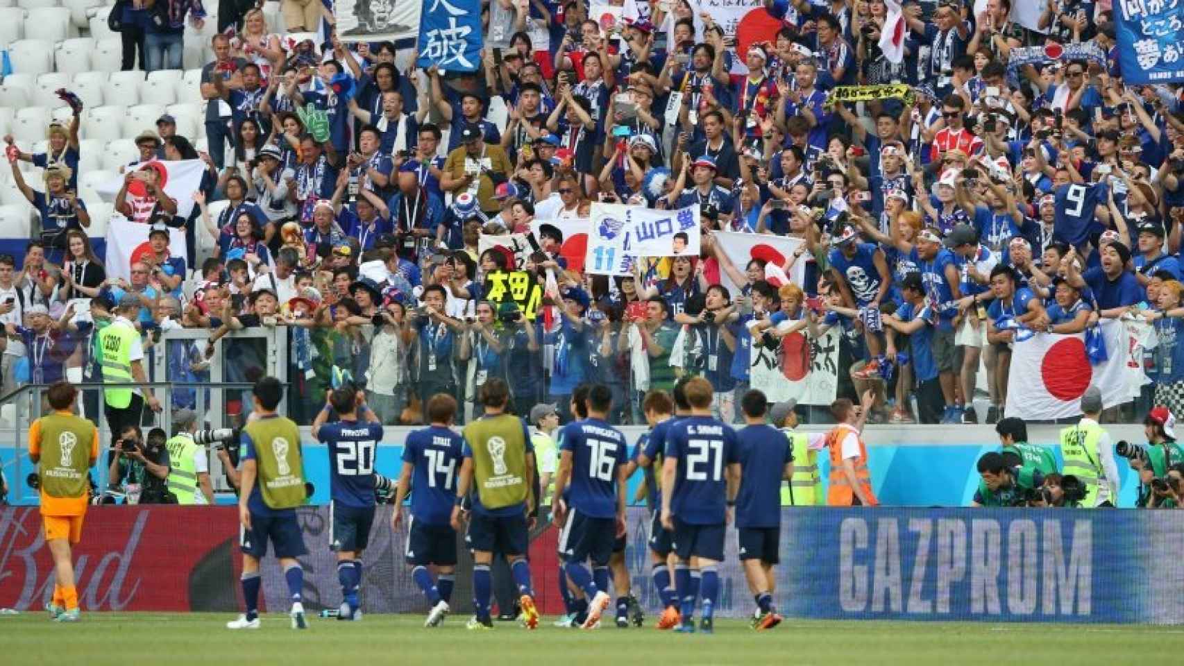 Los jugadores de Japón, junto a su afición en el Mundial. Foto: fifa,com