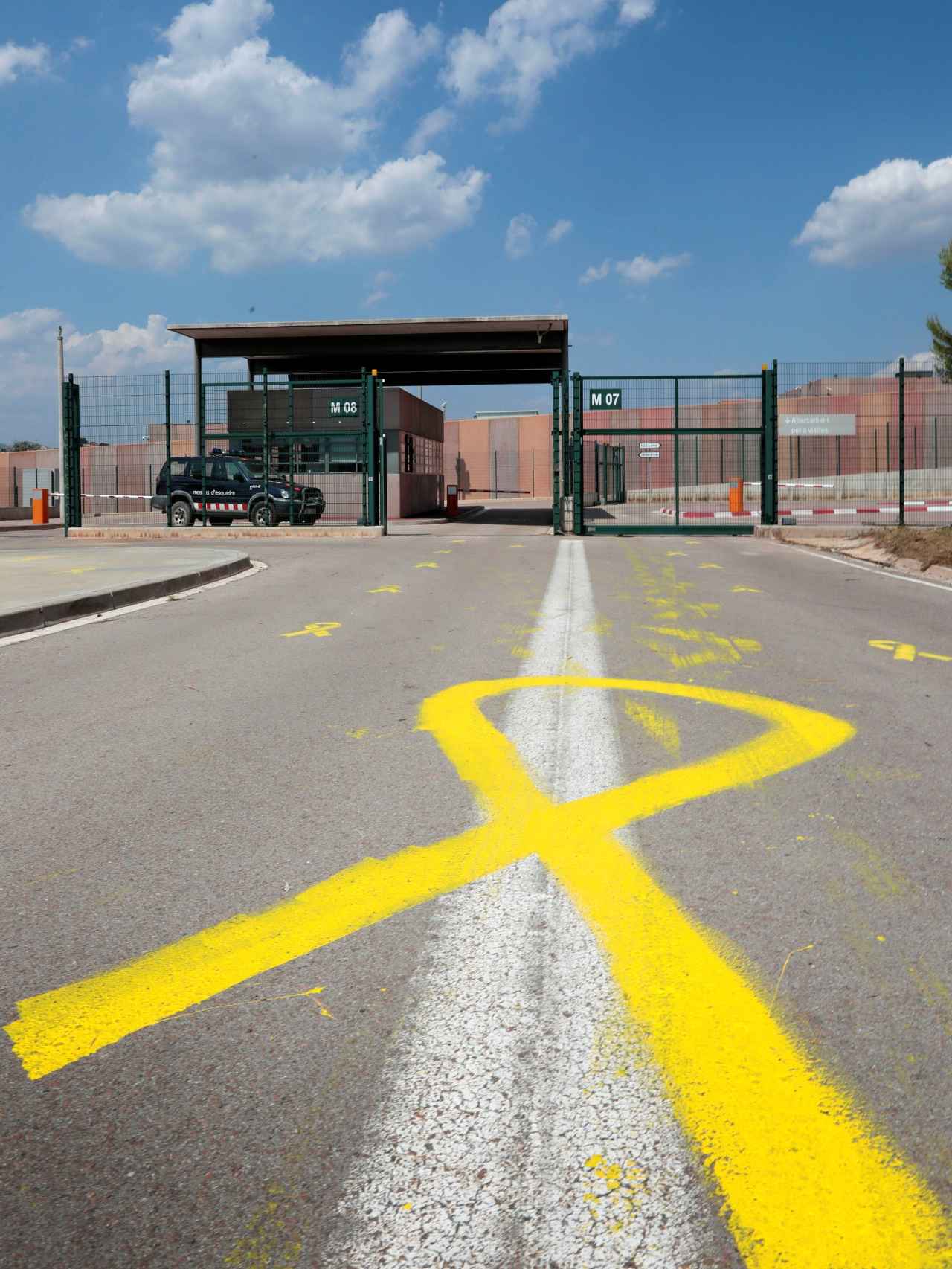 Un lazo amarillo pintado en el asfalto en el acceso a la cárcel de Lledoners.