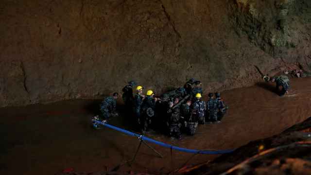 Un equipo de rescate en la cueva de Tham Luang, Tailandia.