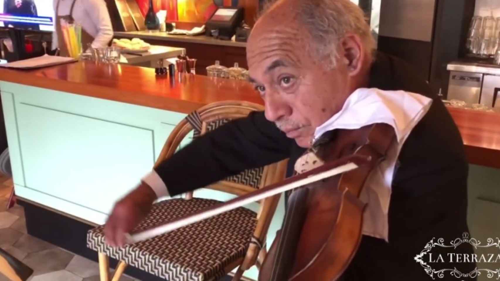Carlos Maguiña tocando el violín en su nuevo trabajo.