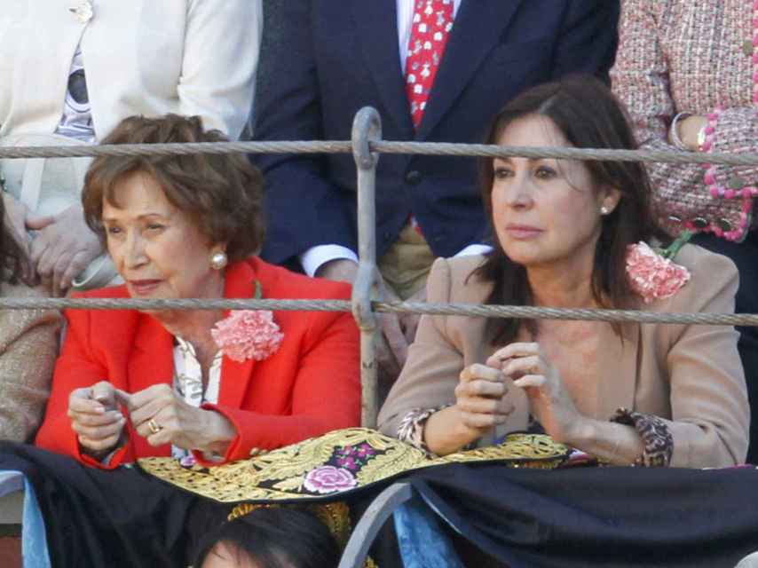 Carmen Martínez Bordiú junto a su madre Carmen Polo.