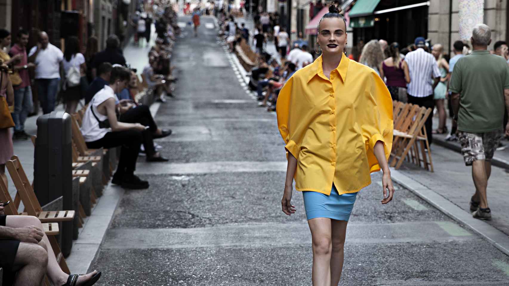 Una de las modelos pasea por las calles de La Latina.