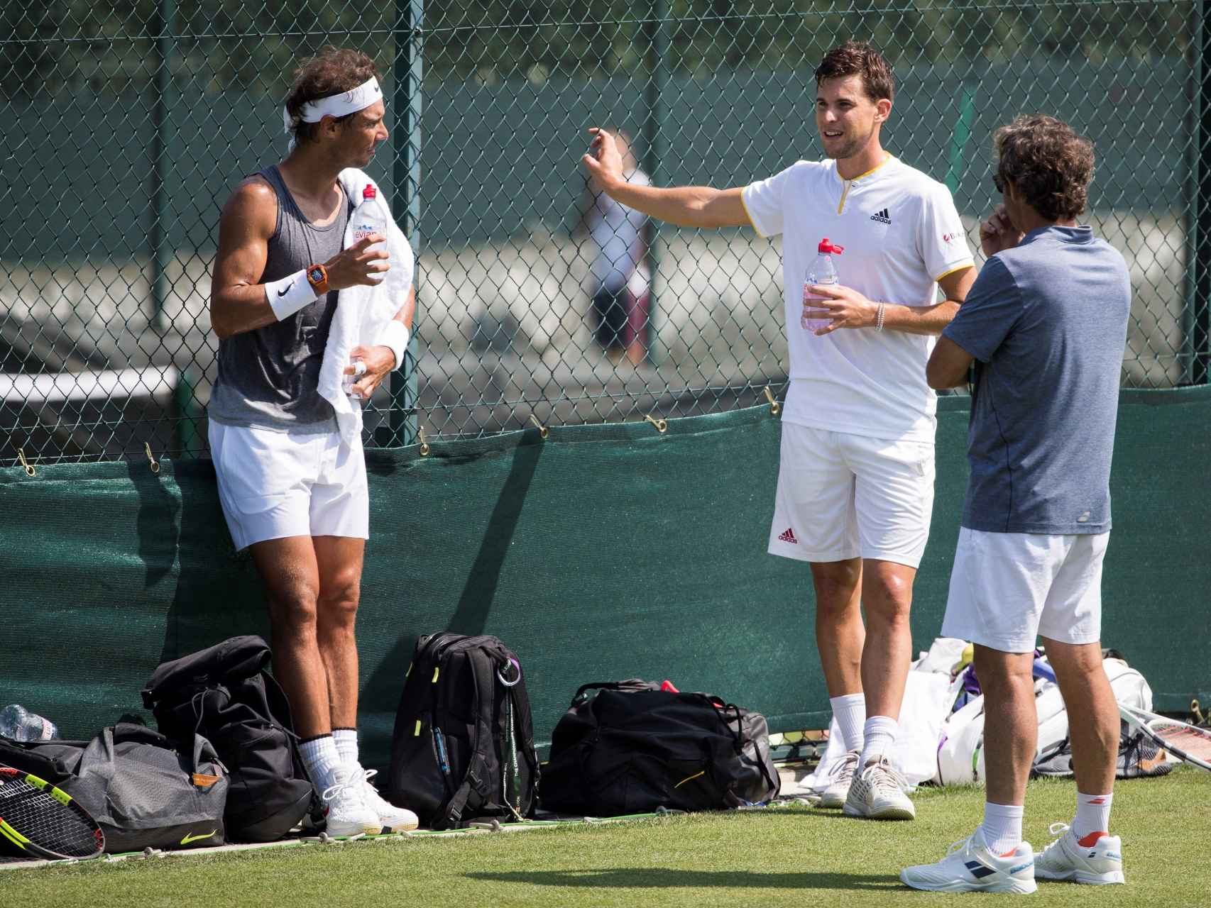 Nadal, Thiem y Roig hablan en un entrenamiento en Wimbledon.