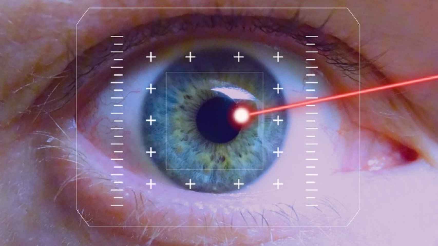 La luz de un puntero láser se cuela directamente en el iris de una persona.