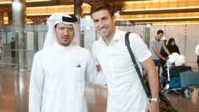 Un representante del Al-Sadd, junto a Gabi Fernández en el aeropuerto de Catar. Foto: Twitter (@AlsaddSC)