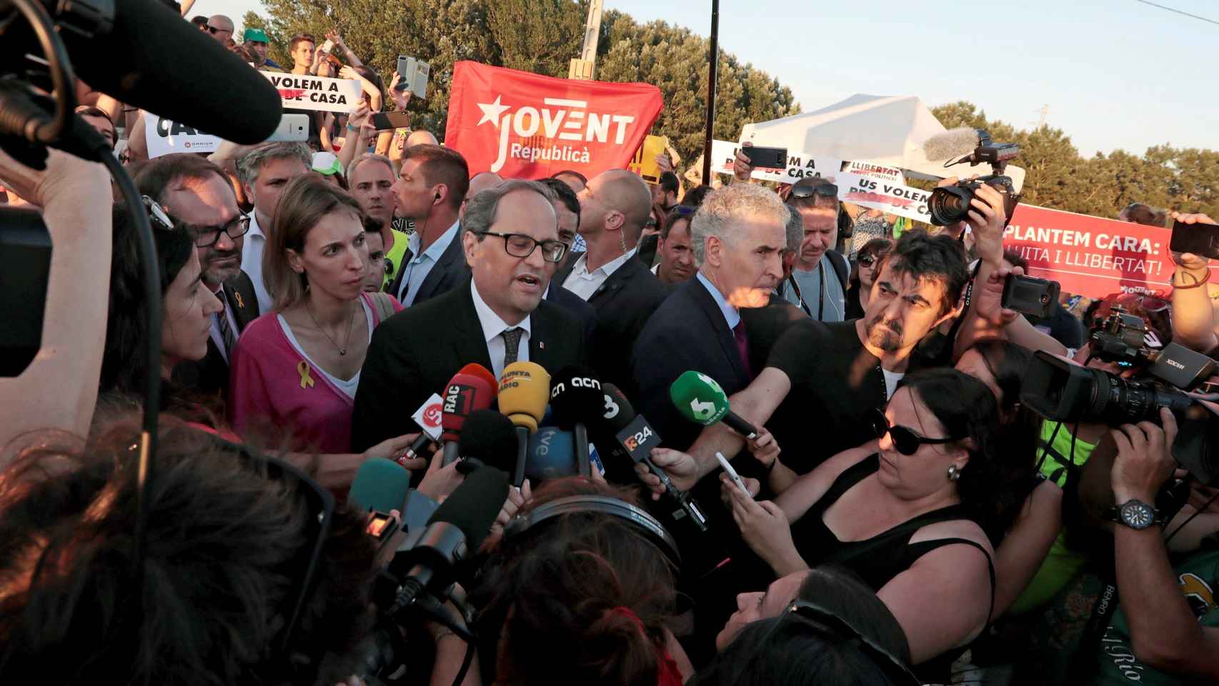 El presidente de la Generalitat, Quim Torra (c) atiende a los medios en la marcha convocada por la ANC y Omnium.