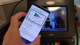 Imagen de un cliente pagando con la tarjeta de El Corte Inglés a través de Samsung Pay.