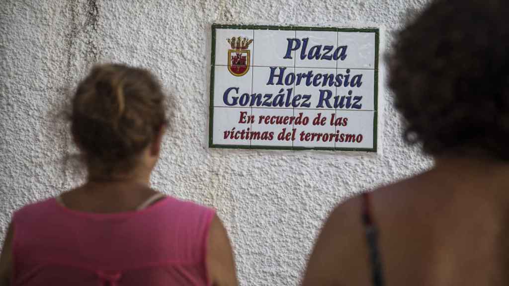Una placa en el centro de San Roque (Cádiz), en recuerdo de Hortensia y las víctimas del terrorismo. Foto: Fernando Ruso