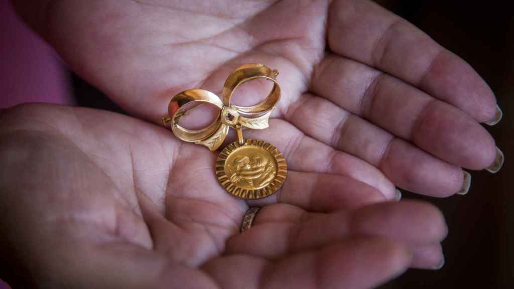 Medalla que Antonio regaló a Hortensia en enero de 1979, justo antes del atentado, y que tenía pensado en un principio entregársela por el día de los enamorados. Ella la llevaba el día de su asesinato a manos de ETA. Foto: Fernando Ruso